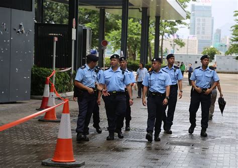 “我支持香港警察，你们可以打我了”