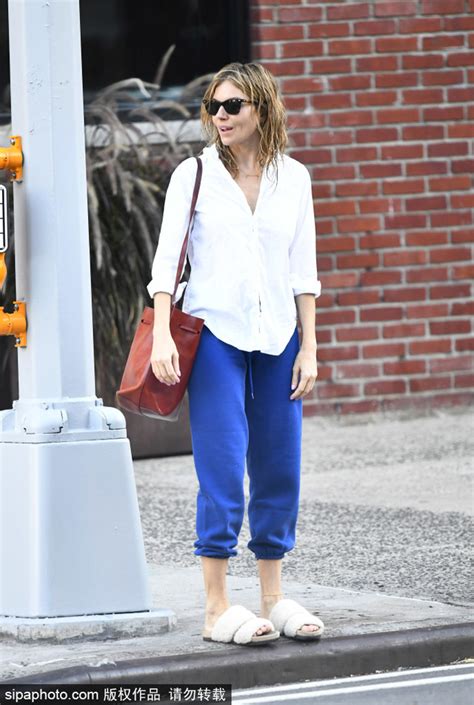 女星西耶娜米勒穿白衬衫搭蓝运动裤出街 笑容满面活力满满_新浪图片
