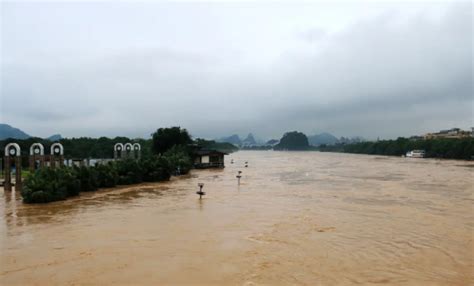 难搞了！上午去山上扫墓，谁知中午回来时路被洪水淹没（图）-桂林生活网新闻中心