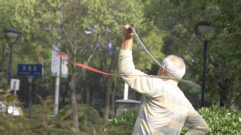 甩鞭子打鞭子晨练退休生活老年活动锻炼身体_3840X2160_高清视频素材下载(编号:25746388)_实拍视频_光厂(VJ师网) www ...