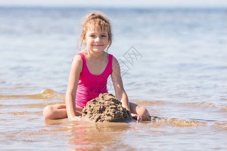 近身的小女孩在海滩上抱着她年轻妈妈女性海岸线享受童年海岸父母旅游孩子女孩旅行高清图片下载-正版图片321723818-摄图网