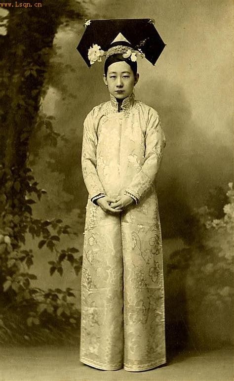 老照片 | 清朝女子。摄影资料：Google