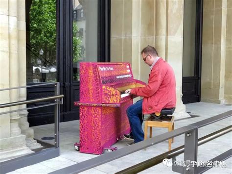 街头弹钢琴出圈的大叔 受邀在光明音乐厅演奏_深圳新闻网