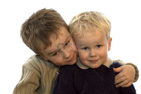 两个兄弟姐妹男孩和女孩在壁炉旁戴着厨师帽高清图片下载-正版图片507413674-摄图网