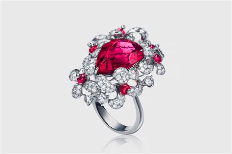 『珠宝』Chanel 推出 Coromandel 高级珠宝系列：乌木漆面屏风 | iDaily Jewelry · 每日珠宝杂志