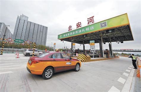 京藏高速新建北安河收费站开通 将提升“回天”地区路网通行效率