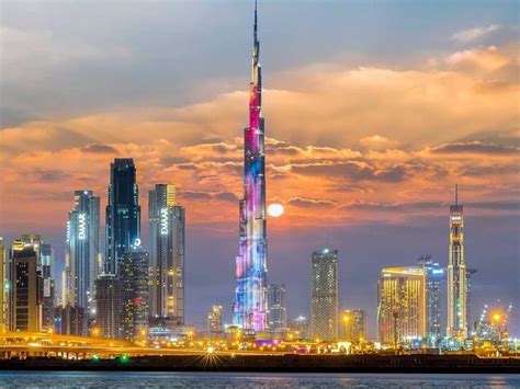 在现代建筑工地作的工人在迪拜工作快速的高清图片下载-正版图片504989588-摄图网