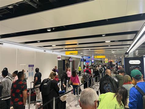 英国：机场乘客滞留 航班大量取消 · Current.VC