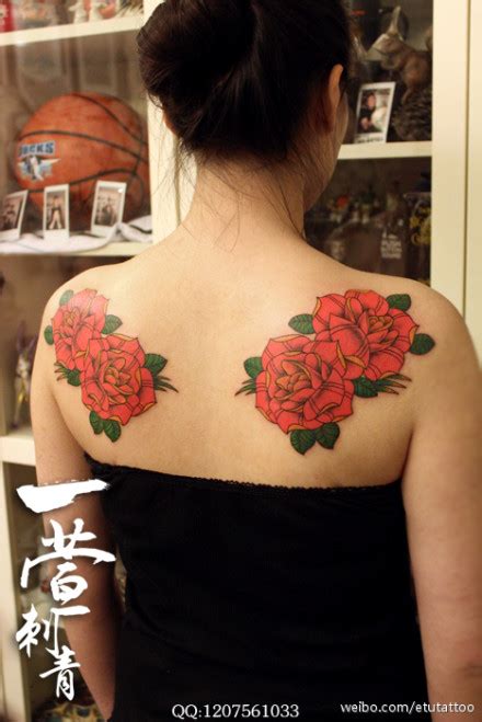女生后背漂亮时尚的玫瑰花纹身图案