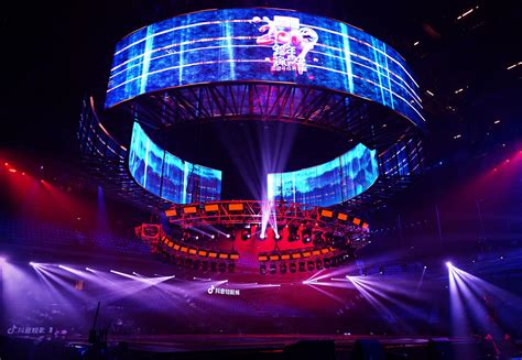 江苏卫视2018跨年演唱会揭面舞台视觉：江苏卫视这次又赢了！