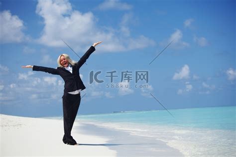 荒凉海岸上快乐的商业女人冬运会天空高清摄影大图-千库网