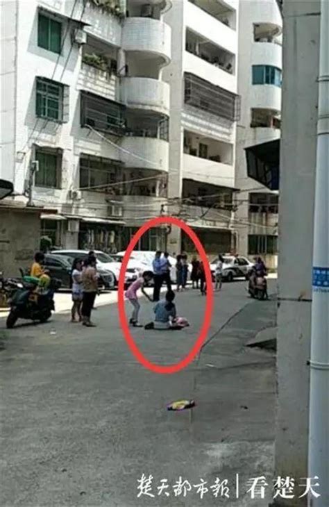 广东梅州一女孩从四楼坠落 无法动弹 事故原因还在调查_其它_长沙社区通