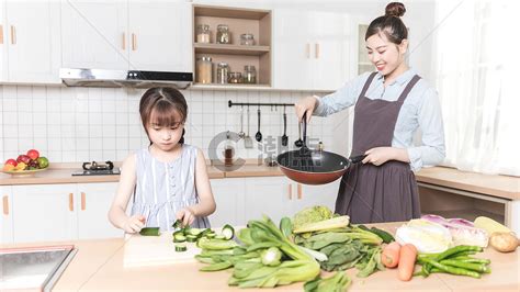 家庭生活厨房做饭高清图片下载-正版图片500961705-摄图网