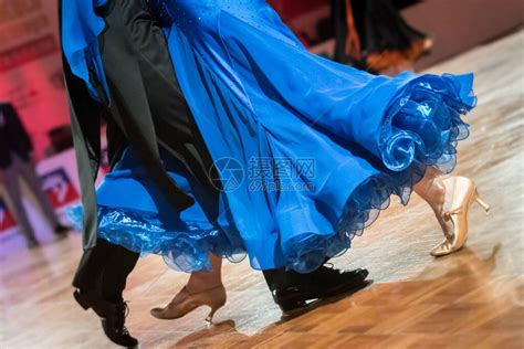 夫妇在舞蹈比赛上跳舞交谊舞高清图片下载-正版图片504519780-摄图网