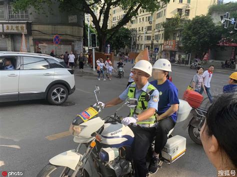 高考首日 公安交警为10余名考生提供紧急交通护送-搜狐大视野-搜狐新闻