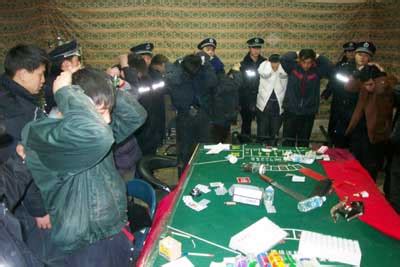 一群在轮盘赌桌上赌博的男人照片摄影图片_ID:110387127-Veer图库