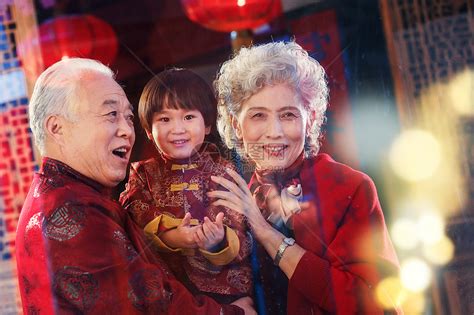 快乐的祖父母抱着孙子高清图片下载-正版图片507641891-摄图网