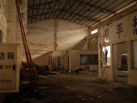 废弃的仓库，阳光透过屋顶照射进来照片摄影图片_ID:148259310-Veer图库