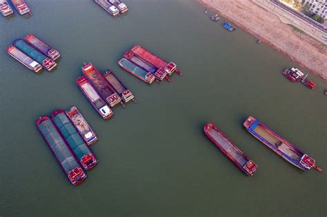 湖北宜昌：水运应用LNG项目码头建设忙-人民图片网