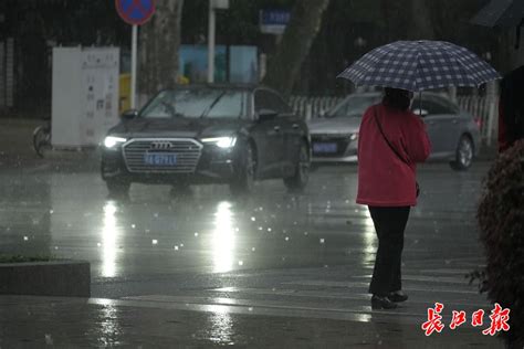 组图：武汉遭遇大雨内涝严重 “海景”再现_公益频道_凤凰网