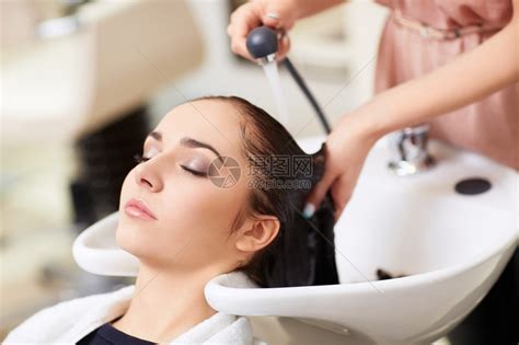 理发师在理发店给女孩洗头高清图片下载-正版图片504754735-摄图网