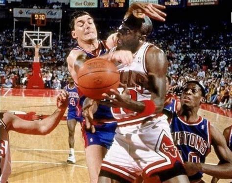 盘点：NBA生涯那些迈克尔乔丹遭遇过的凶狠犯规和防守动作|迈克尔乔丹|犯规|乔丹_新浪新闻