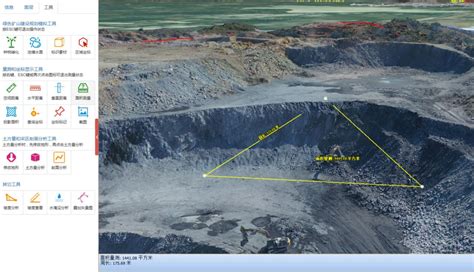 矿区实拍，巨型挖掘机施工现场，一铲斗就能装满一卡车_凤凰网视频_凤凰网