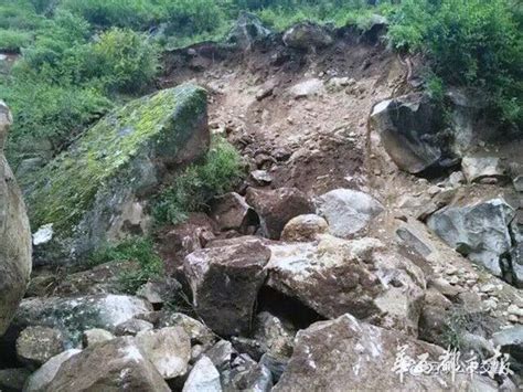 北川地震真实画面：山上巨石滚落，房子瞬间倒塌