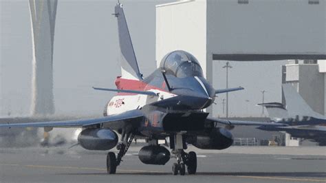 到了！中国空军八一飞行表演队抵达阿联酋迪拜_京报网