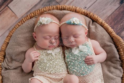 双胞胎女婴睡在铁篮子里高清图片下载-正版图片502570422-摄图网