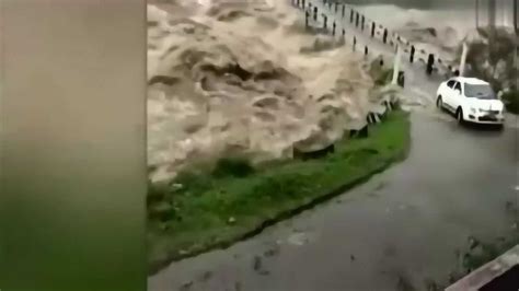 河南确山鸡山大桥一辆车被洪水冲走，1人获救4人失联_京报网