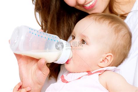 宝宝为什么一边吃奶，一只手要抓着妈妈的另一边？原因有这3个_乳房_时候_行为