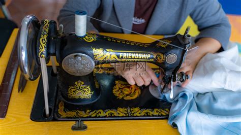 缝纫机制衣八十年代裁缝师室内家居缝纫摄影图配图高清摄影大图-千库网