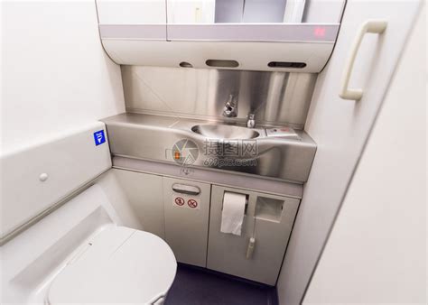 热搜！南航空姐飞机厕所内拍不雅照被疯传“真的跟没穿一样”......_手机新浪网