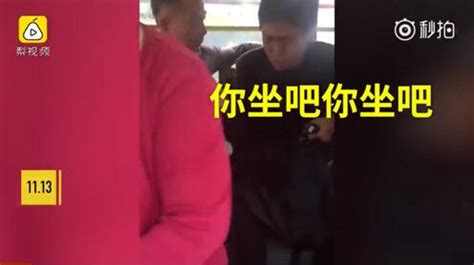 老人坐公交看上别人座位 换座被拒后将小伙骂到崩溃_广东频道_凤凰网