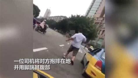 俩人因插队起争执当街互殴 围观者：一顿操作猛如虎，警方介入_腾讯视频