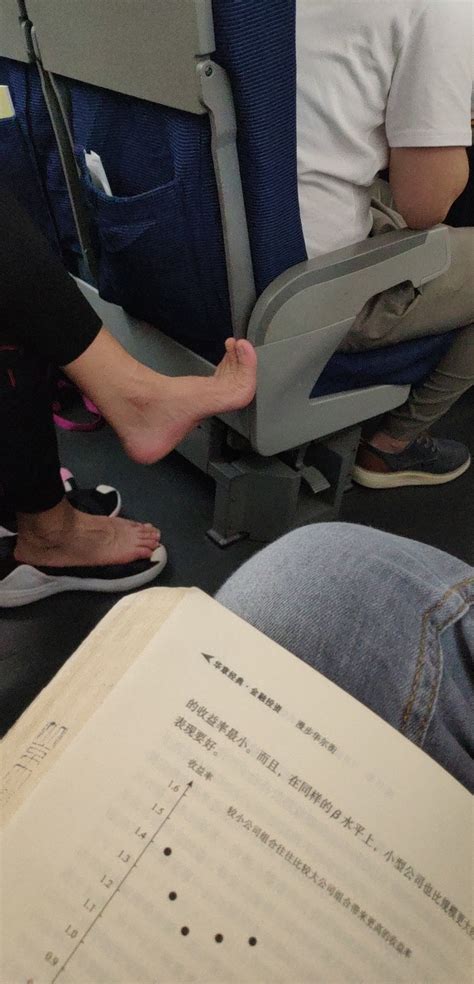 如何看待高铁有人脱鞋，脱袜子 - 集思录