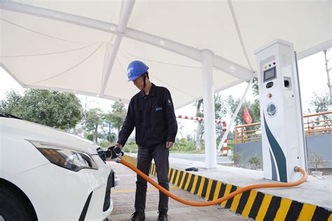 北京最大集中式电动汽车充电站投用 单日可提供约1300次服务_凤凰网