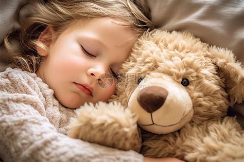 抱着小熊睡觉的孩子高清图片下载-正版图片600677572-摄图网