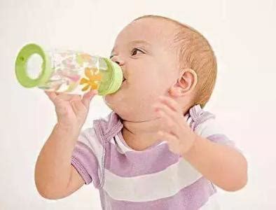 0-3岁每天到底要喝多少水？宝宝喝水要点一次性搞清楚！_手机新浪网