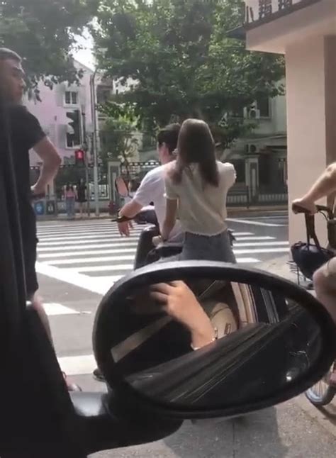 王思聪街头骑电动车载美女被偶遇 遵守交规等红灯 - 青岛新闻网
