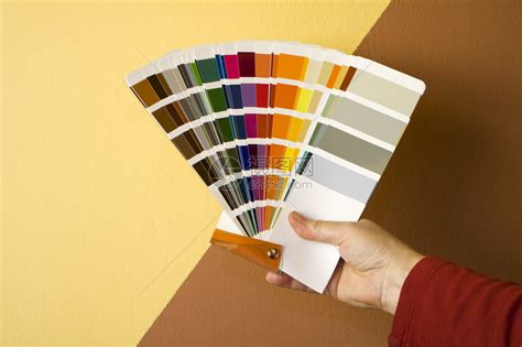 选择色板来粉刷墙壁高清图片下载-正版图片503657576-摄图网