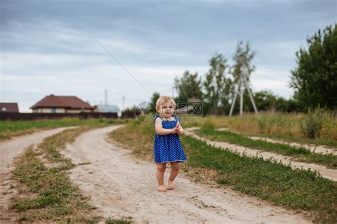 一岁的小女孩赤脚走在乡间小路上高清图片下载-正版图片506357011-摄图网