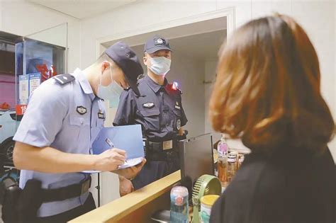 民警在登记出租房信息。