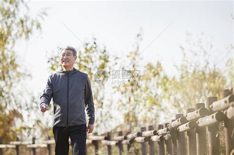 在城市公园里散步的中年男性高清图片下载-正版图片502148956-摄图网