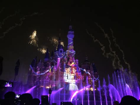 点亮新一年！60秒看上海迪士尼跨年夜烟花秀：五彩缤纷 城堡魔幻十足_手机新浪网