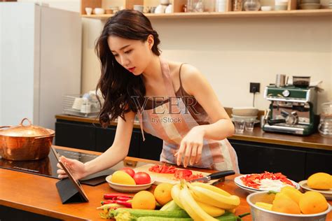 青年女人在家做饭照片摄影图片_ID:417194575-Veer图库