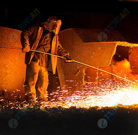 冶炼厂的熔融金属图片-钢铁冶炼厂的熔融金属素材-高清图片-摄影照片-寻图免费打包下载