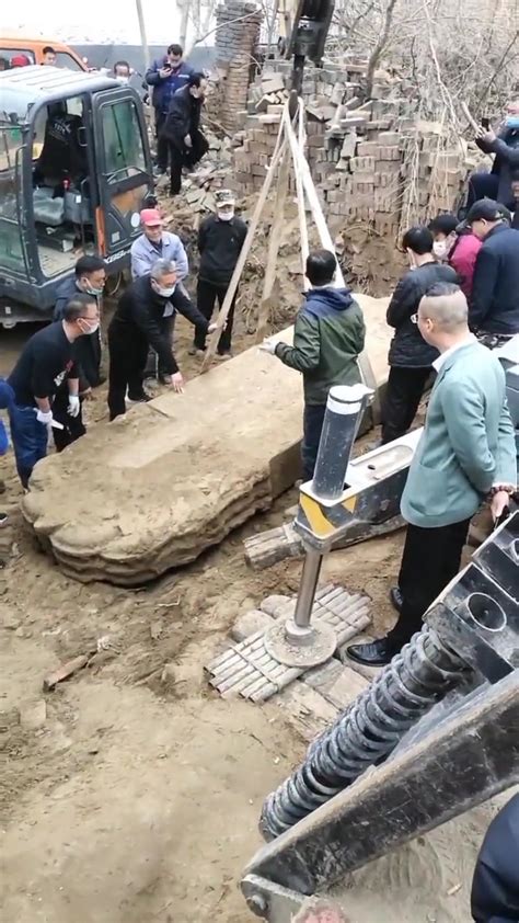 工地施工挖出“龟驮石碑”_新闻中心_新浪网