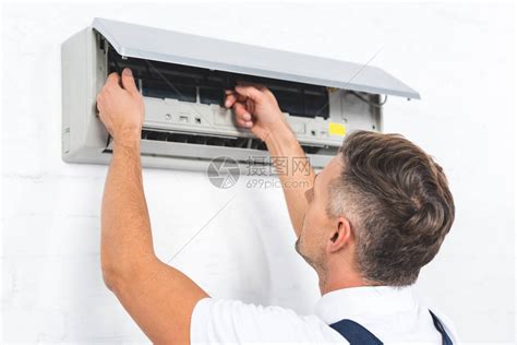 修理空调在墙上的修理工高清图片下载-正版图片502713921-摄图网